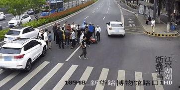 被车撞女孩吃瓜,吃瓜群众围观下的悲剧真相