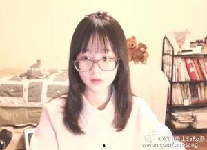 学生眼镜妹吃瓜,校园生活里的趣味瞬间